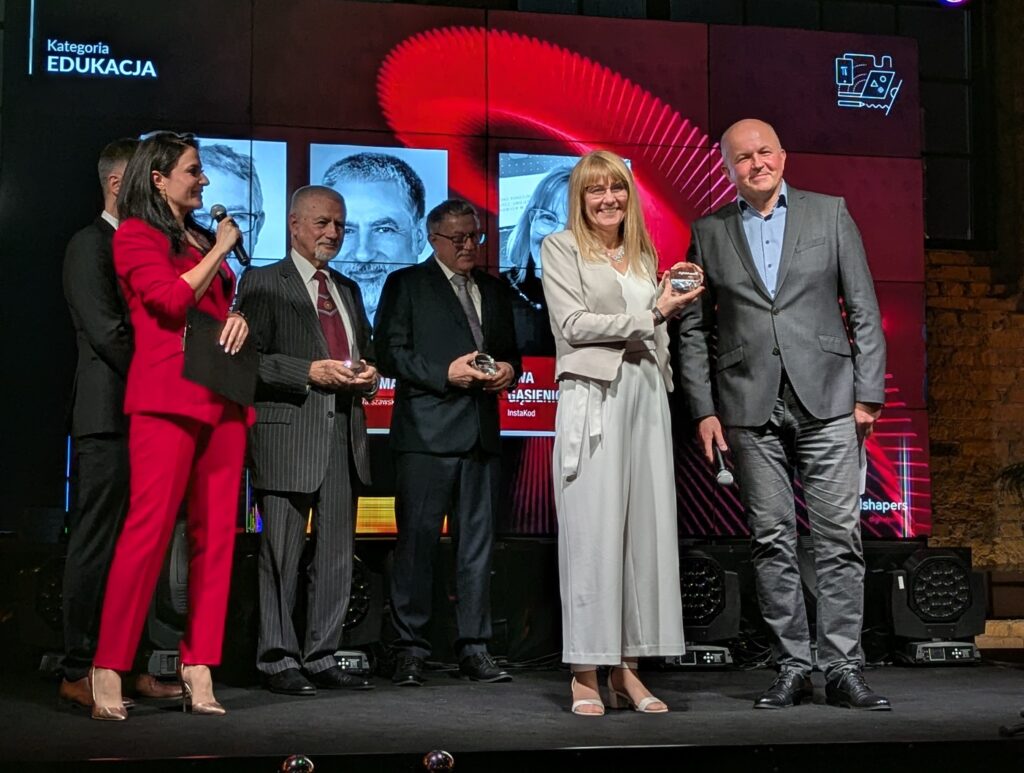 Ewa Gąsienica-Samek odbierająca nagrodę